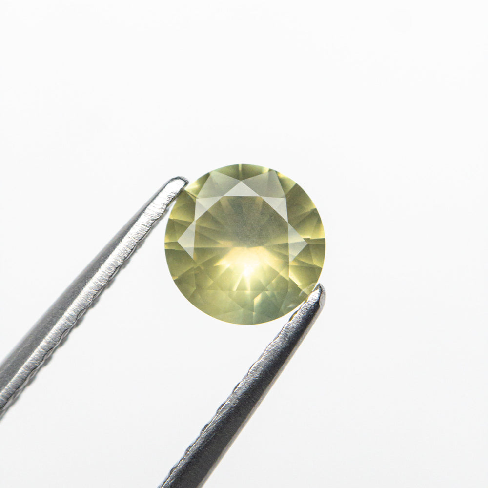 
            
                Load image into Gallery viewer, 0.60ct 5.50x5.40x2.92mm Round Brilliant Sapphire 22698-03
            
        