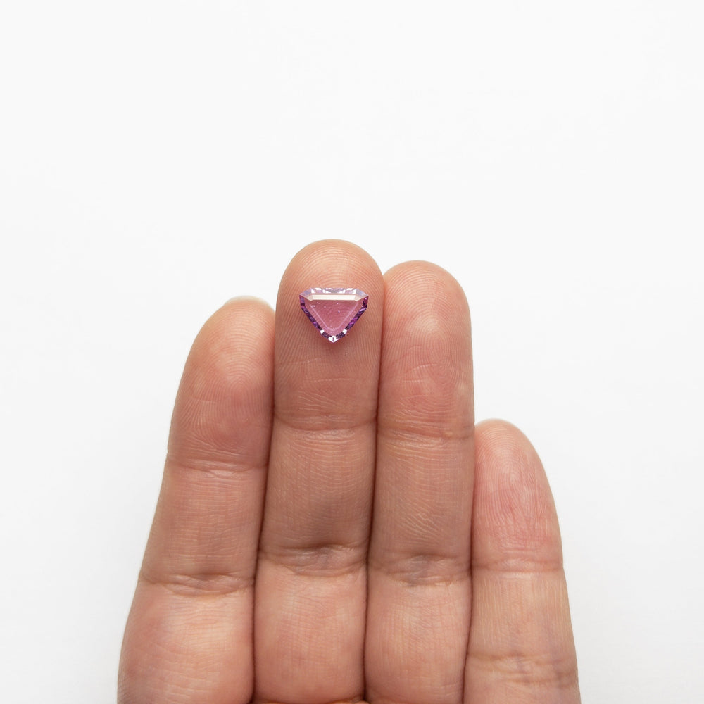 
            
                Load image into Gallery viewer, 1.14ct 9.48x7.38x1.62mm Shield Portrait Cut Sapphire 22898-01
            
        